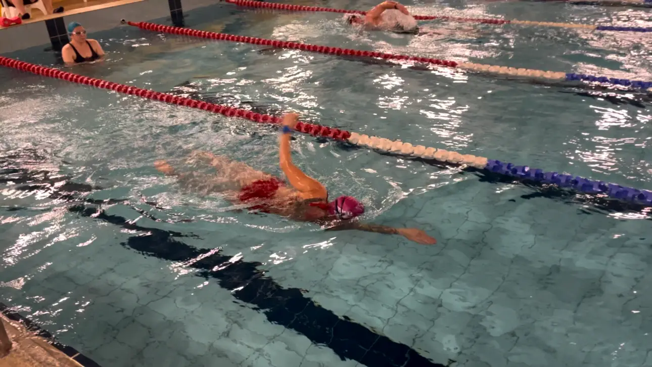Kursant pływający kraulem podczas zajęć Bonito Swim
